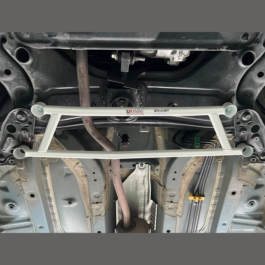 Renfort inférieur avant Ultra Racing UR-LA4-4388 pour réservoir Toyota TOYOTA TANK (M900A) 1.0 2WD 2016-2020