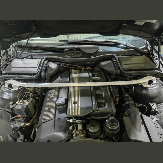  Barre anti-rapprochement Ultra Racing à 2 points BMW E39 (525i) 2.5 2WD 1995-2004