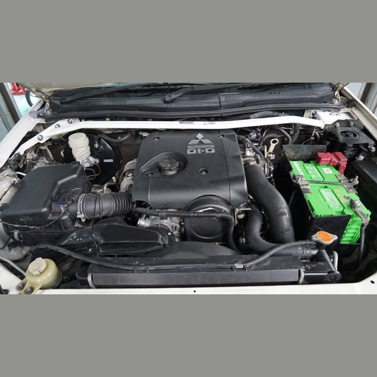  Barre anti-rapprochement Ultra Racing à 2 points MITSUBISHI PAJERO SPORT 2ND GEN (KG) 2.5D VGT 4WD 2008-2016
