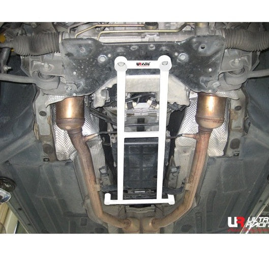  Barre anti-rapprochement avant en H à 4 points Ultra Racing MERCEDES-BENZ C209 2ND GEN CLK 320 3.2 V6 2WD 2003-2010