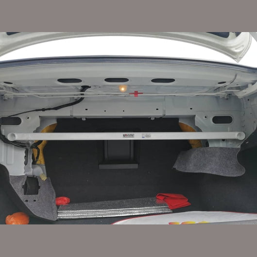  Barre anti-rapprochement supérieure arrière 2 points Ultra Racing NISSAN SENTRA (B17) 1.8 2WD 2013-2019