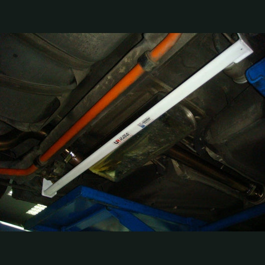  Barre de liaison inférieure arrière à 2 points Ultra Racing VOLKSWAGEN GOLF GTI 2ND GEN MK2/A2 (TYP 19E) 1.8 2WD 1983-1992