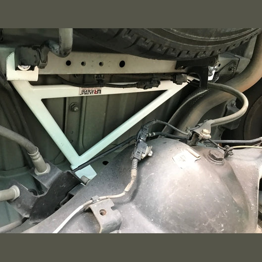  Barre inférieure arrière 3 points Ultra Racing TOYOTA HIACE 5TH GEN (H200) 2.0D 2WD MANUAL MT 2004-2019