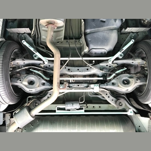  Barre inférieure arrière 4 points Ultra Racing NISSAN ELGRAND 3RD GEN (E52) 3.5 V6 2WD 2010+