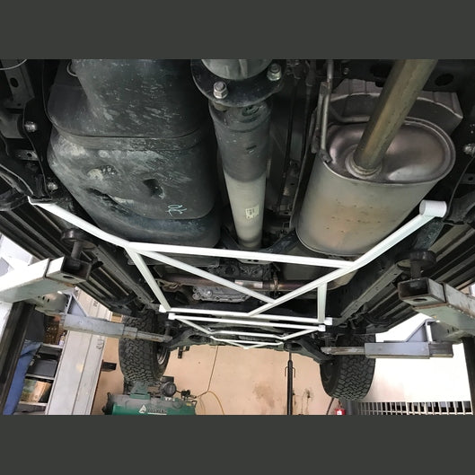  Barre inférieure arrière 4 points Ultra Racing NISSAN NAVARA 3RD GEN (D23) 2.5D 4WD 2014+