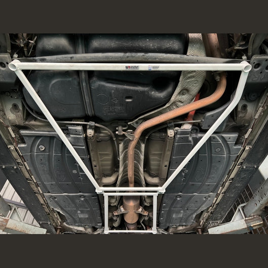  Barre inférieure arrière 4 points Ultra Racing TOYOTA PRIUS 3RD GEN (XW30) 1.8 2WD HYBRID 2009-2015