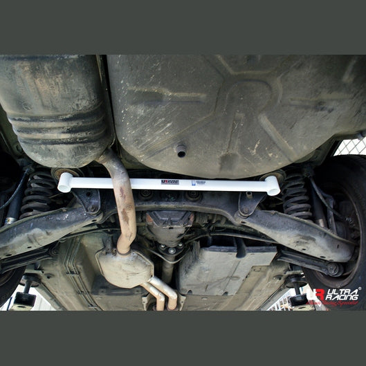  Barre inférieure arrière Ultra Racing 2P MERCEDES-BENZ W124 E220 2.2 2WD 1984-1995