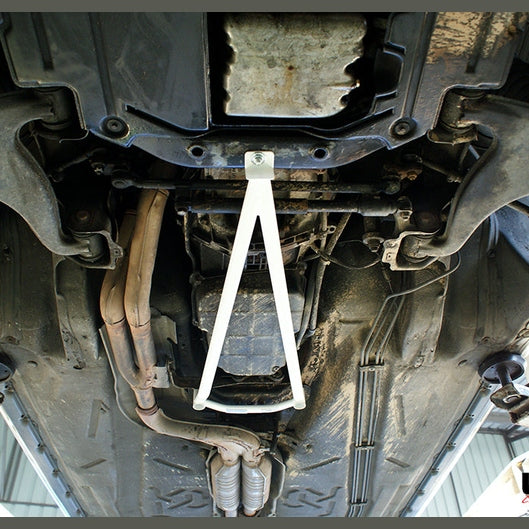  Renfort inférieur avant Ultra Racing 3P MERCEDES-BENZ W124 E220 2.2 2WD 1984-1995